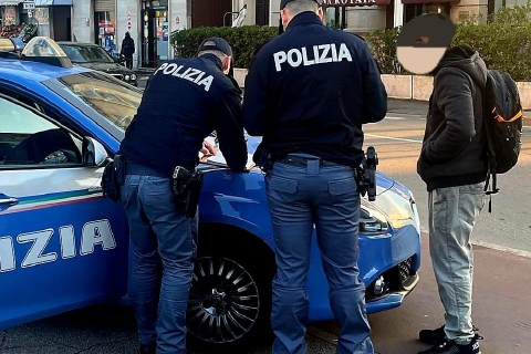 Bacia bambina e fugge: arrestato dalla Polizia