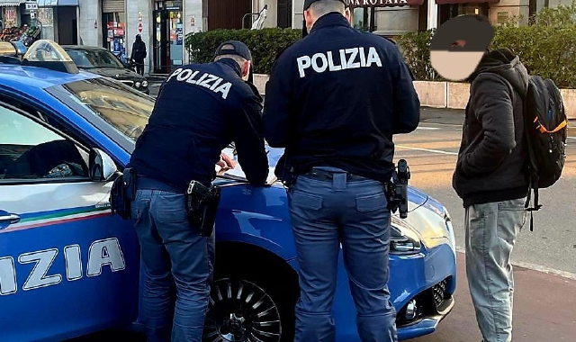 L’uomo è stato bloccato  dagli agenti del Commissariato  (foto Archivio)