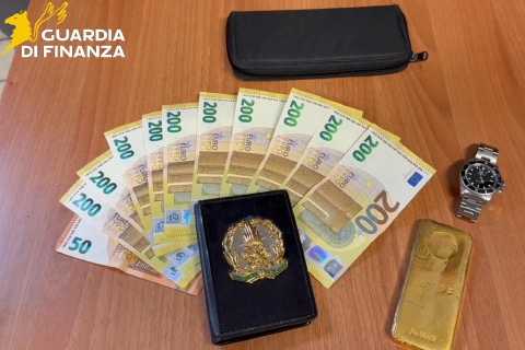 In auto con lingotto e Rolex: scatta il sequestro
