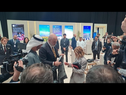 Dai gioielli alle scarpe, i doni ricevuti dalla premier Meloni andranno all'asta