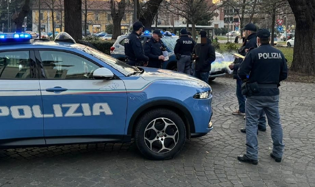 Baciò bambina fuori dall'asilo, torna libero