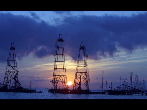 Il prezzo del petrolio in rialzo, il Wti sfiora i 58 dollari