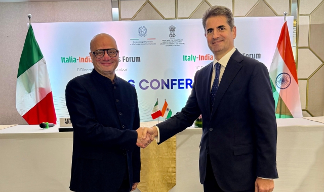 Stretta di mano tra Francesco Pinto e Shailesh Chaturvedi