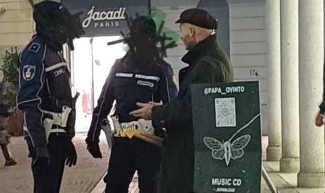 Il musicista di strada multato nel centro storico di Varese  (foto tratta da Facebook)