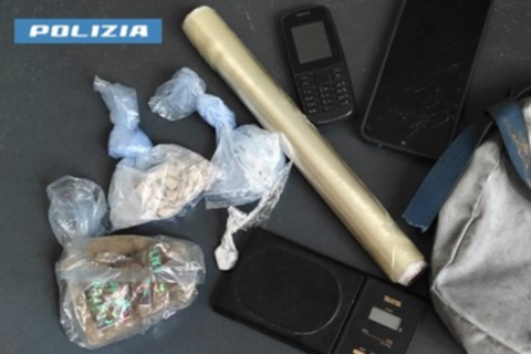 Vende droga lanciandola dal balcone. Arrestato