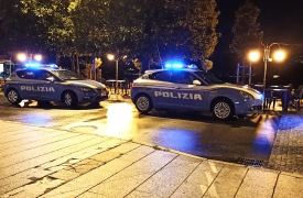 Danneggiano auto e addobbi: ragazzini nei guai