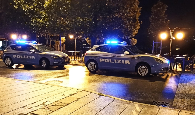 Danneggiano auto e addobbi: ragazzini nei guai