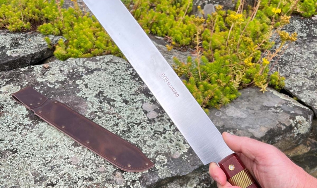 Le botte, il machete. Ma lei lo scusa