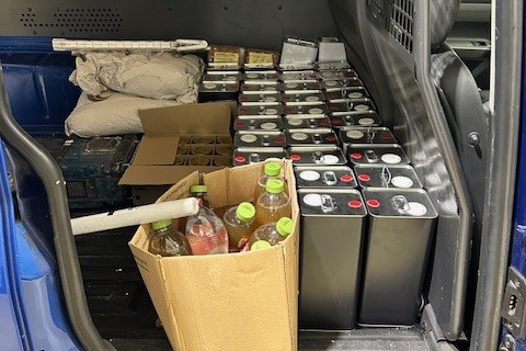 Supera il confine con un quintale di cibo non dichiarato