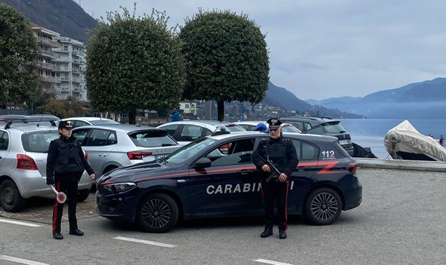 Aggredisce i familiari e anche i carabinieri