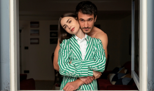 Lily Collins con Eugenio Franceschini, che interpreta Marcello (foto Netflix)