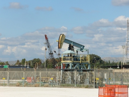 Petrolio in rialzo, Wti a 56,03 dollari (+0,76%)