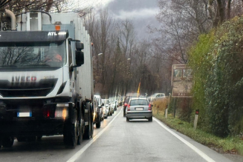 Traffico in tilt verso la Svizzera: coda di tre chilometri