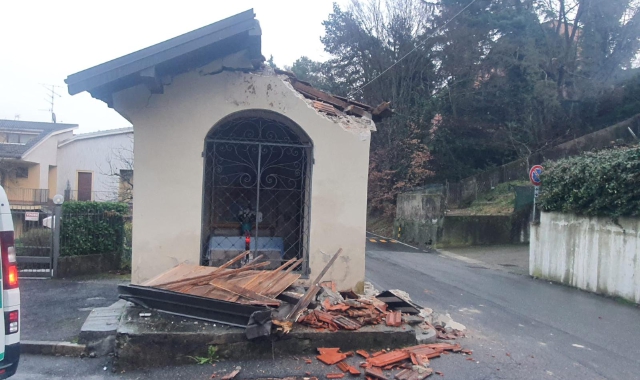 Autocarro contro la cappelletta: il danno e la fuga