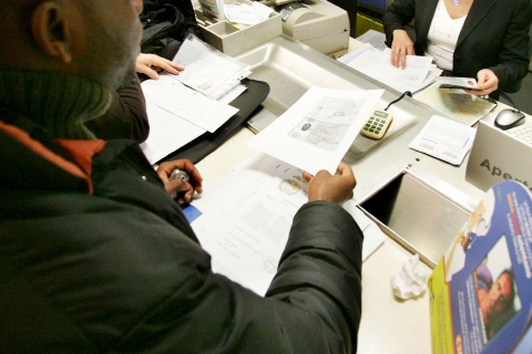 Soldi, false assunzioni, permessi di soggiorno: cinque nei guai