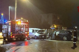 Intrappolato nell’auto dopo lo scontro: lo liberano i vigili del fuoco