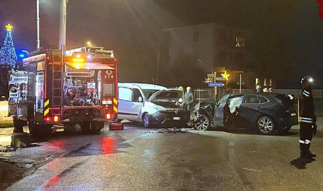 Intrappolato nell’auto dopo lo scontro: lo liberano i vigili del fuoco