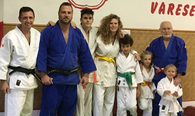 Luciano Talamona, primo da destra, ha ricevuto l’ottavo dan