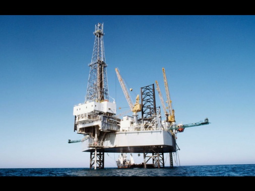 Il petrolio chiude in rialzo a New York a 56,15 dollari