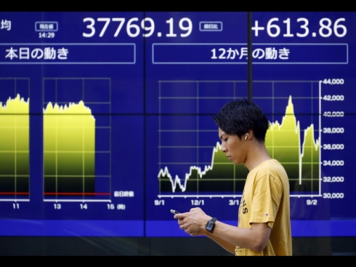 Banca del Giappone aumenta tassi di interesse allo 0,75%