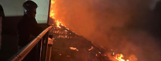 Problemi alla canna fumaria: incendio e stabile inagibile