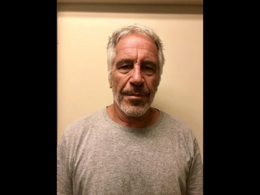 Nei file su Jeffrey Epstein trovati i nomi di oltre 1.200 vittime