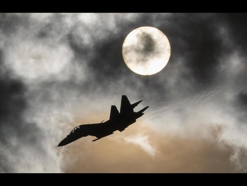 Kiev, 'droni su un aeroporto militare russo in Crimea, colpiti due caccia'