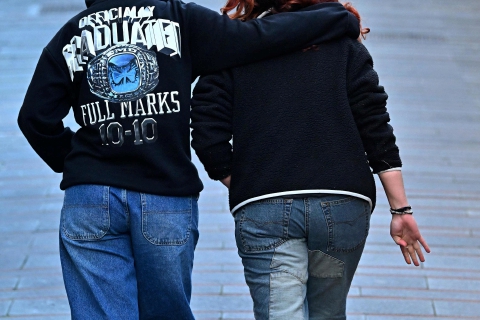 Sequestrata dall’amante, si salva con il segno antiviolenza