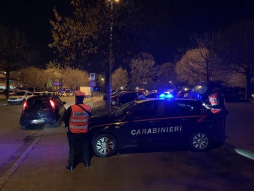 Carabinieri sparano ad auto in fuga con presunto estorsore, un ferito