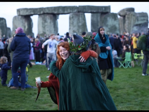 In migliaia a Stonehenge celebrano il solstizio d'inverno