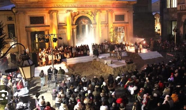 Torna il Presepe vivente: la rappresentazione sarà martedì alle 17 in piazza San Vittore dove (sopra) è già cominciato l’allestimento. Si potranno  acquistare panettoni per i progetti Fondazione Avsi