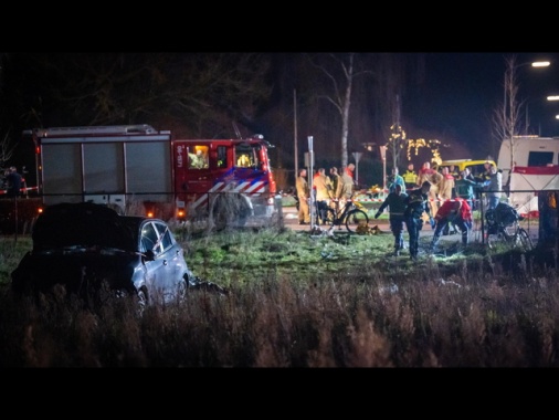 Auto sulla folla di una parata natalizia in Olanda, almeno 9 feriti