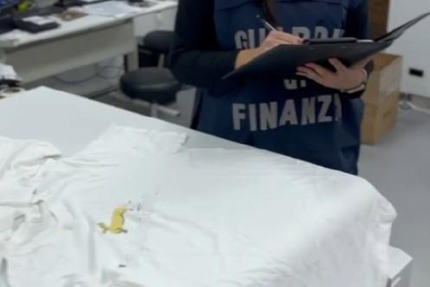 Scoperti 82mila capi d’abbigliamento tarocchi: denunciato titolare di una stamperia