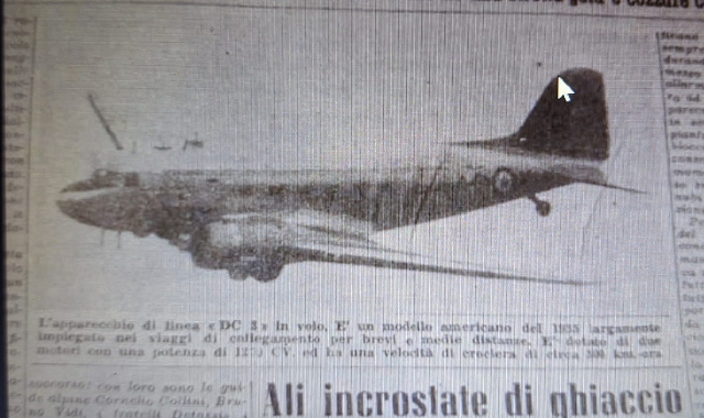 Il Dakota DC 3 su un giornale d’epoca che annuncia la notizia della tragedia (foto Ansa)