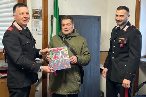 L’abbraccio commosso ai carabinieri che gli hanno salvato la vita