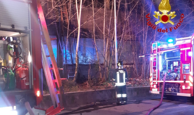 Notte di fuoco e di mistero: quattro auto bruciate