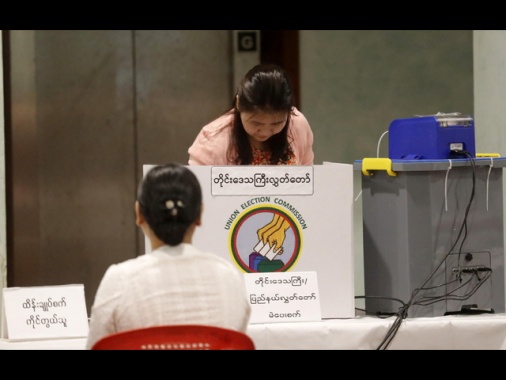 Aperte le urne per le elezioni in Myanmar, vota il capo della giunta militare