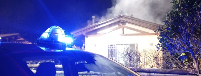 Golasecca, tetto in fiamme