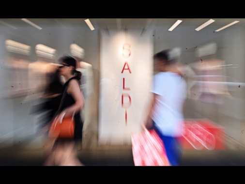 Confesercenti, il 3 gennaio partono i saldi, ma in 2 milioni hanno già comprato