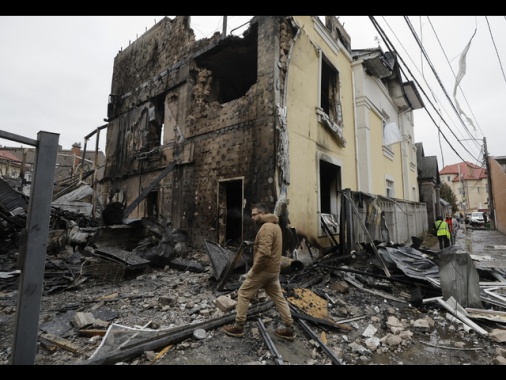 Kiev, 'nella notte due missili e 60 droni lanciati sull'Ucraina, colpite 5 località'