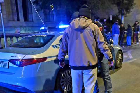 Varese, ubriaco e aggressivo: bloccato in centro