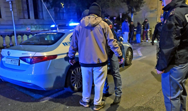 Le Volanti all’opera in centro nei giorni scorsi  in occasione di alcuni controlli nell’ambito del “Natale sicuro”. L’area tra le stazioni e piazza Repubblica è sorvegliata speciale (foto Angelo Puricelli) 