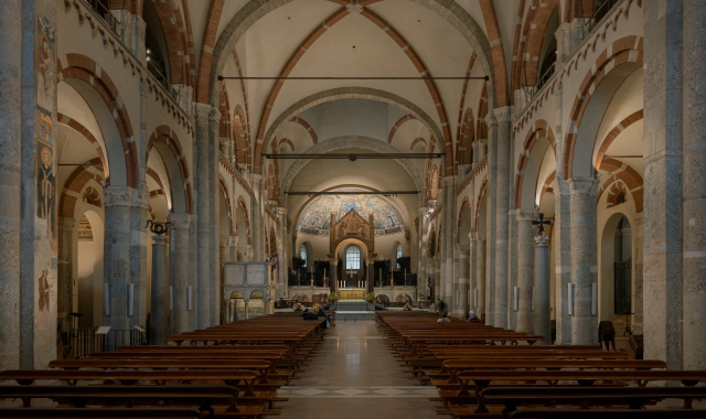 Dall’alto in senso orario: l’Aula Ambrosii (@Marco Reggi), la Scodella di Sant’Ambrogio (@Mauro Ranzani), la Basilica di Sant’Ambrogio (@Marco Reggi) e il Reliquiario degli Innocenti (@Mauro Ranzani)