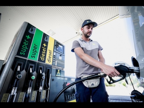 Effetto accise sui carburanti, il gasolio supera la benzina