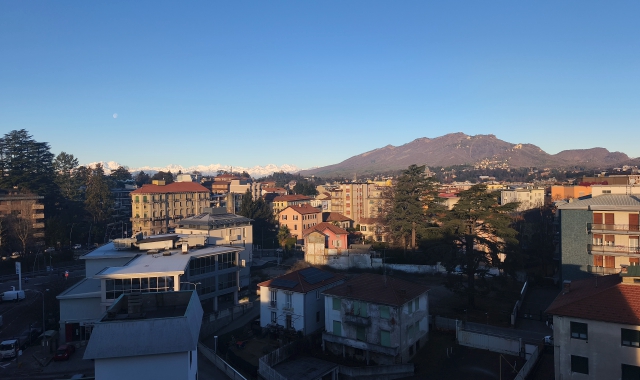 Il cielo limpido sopra Varese martedì mattina, 6 gennaio