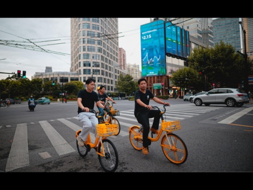 Borsa: Hong Kong positiva, apre a +0,69%