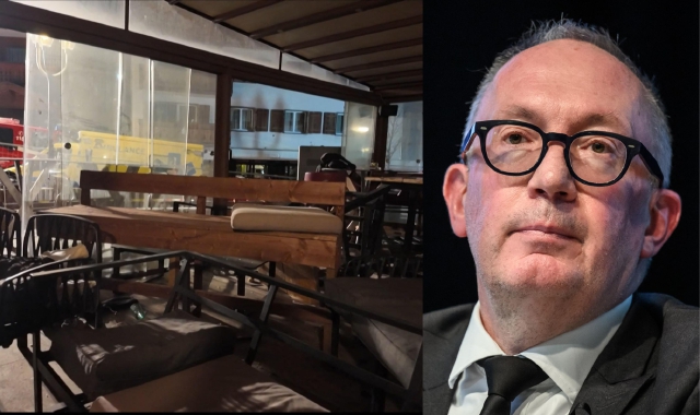 L’interno del bar Le Constellation dopo l’incendio. A destra, il sindaco di Crans Montana, Nicolas Féraud
