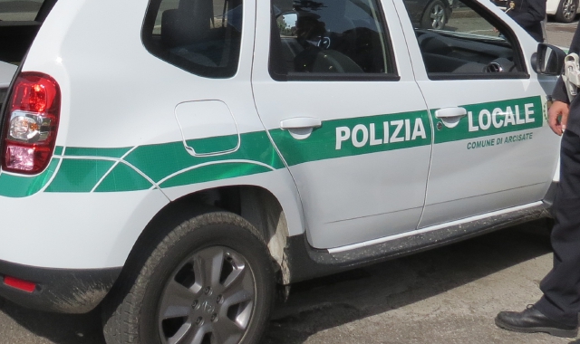 Auto a forte velocità, a bordo un latitante: arrestato a Cantello