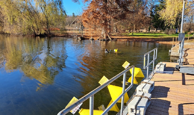 Il posizionamento delle boe sulla sponda orientale dell’isola