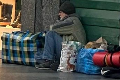 Clochard filosofo sotto i portici di Busto Arsizio